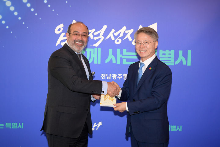 [전남광주=뉴시스] 민형배 전남광주통합특별시장은 21일 시 광주청사 접견실에서 셰이드 모아잠 후세인 샤 주한 파키스탄 대사를 접견했다. (사진=전남광주시 제공) 2026.09.21. photo@newsis.com *재판매 및 DB 금지