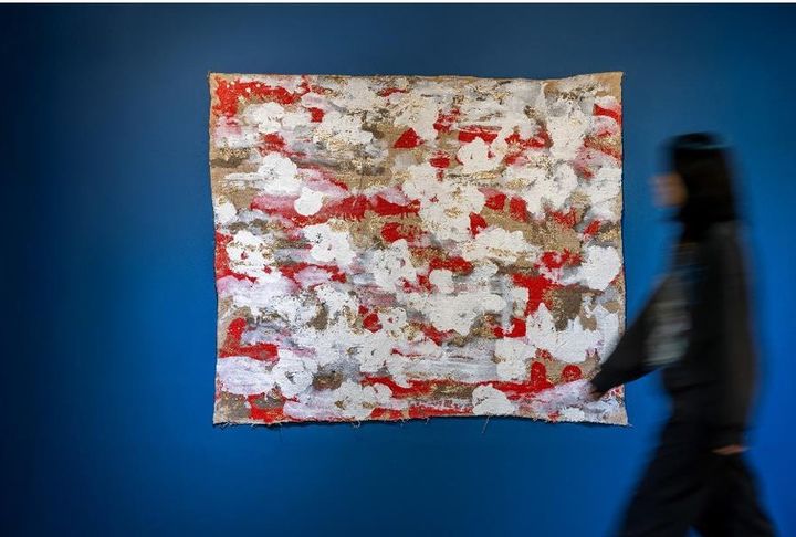 이인섭 (1952_2026) Eternal Flux, Oakwood ash and Mixed media on burlap, 2025, 써포먼트 갤러리 *재판매 및 DB 금지
