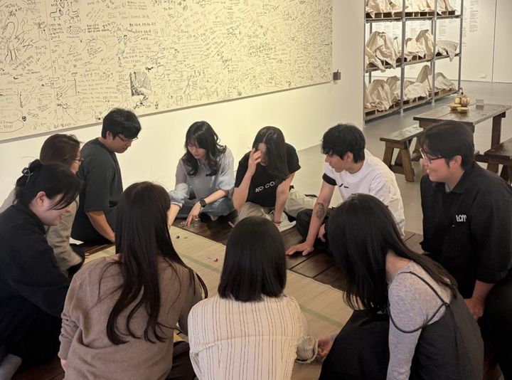 '이강소 : 일어나고 사라지는' 관람객들이 이강소의 작품 〈소멸〉에 마련된 공기놀이에 참여하고 있다. 사진=롯데문화재단 제공. *재판매 및 DB 금지