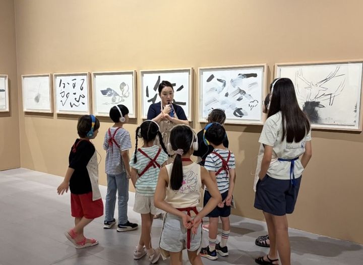 '이강소 : 일어나고 사라지는' 어린이 교육 프로그램에 아이들이 참여하고 있다. 사진= 롯데문화재단 제공. *재판매 및 DB 금지