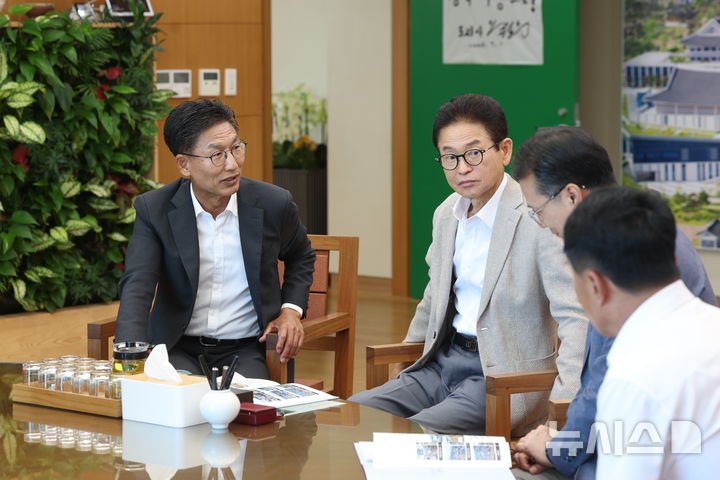 김병삼(왼쪽) 영천시장과 간부들, 이철우 경북도지사 면담