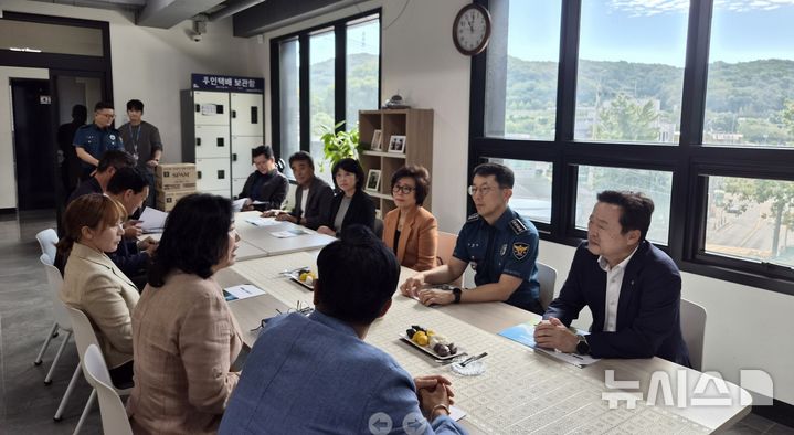 [의왕=뉴시스] 의왕경찰서가 관내 아동양육시설인 명륜보육원의 임시거처를 찾아 추석 명절 아동 안전 확보 방안을 논의하고 있다. (사진=의왕경찰서 제공).2026.09.21. photo@newsis.com