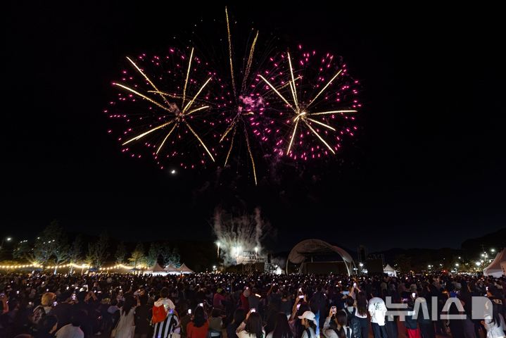 [의왕=뉴시스] 제22회 의왕백운호수축제 불꽃쇼 현장. (사진=의왕시 제공).2026.09.21. photo@newsis.com