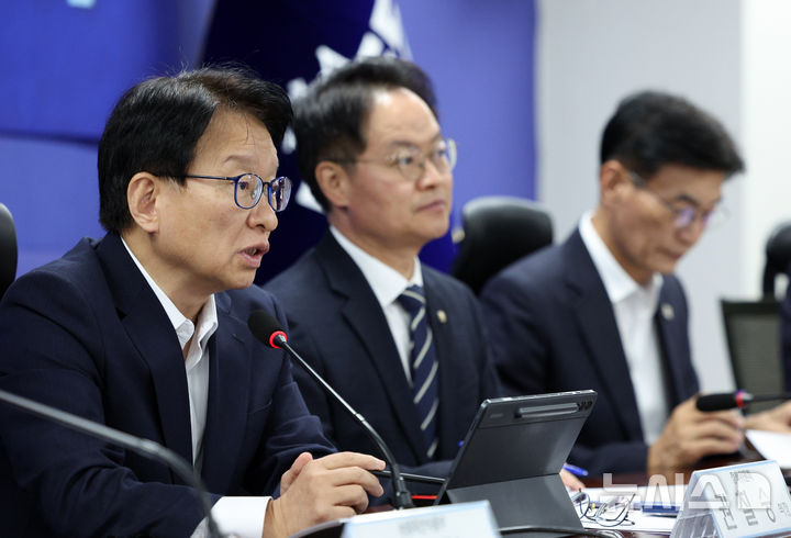 [서울=뉴시스] 고범준 기자 = 권칠승 더불어민주당 정책위의장이 21일 서울 여의도 국회 의원회관에서 열린 농지 전수조사 추진방향 당정협의에서 발언하고 있다. 2026.09.21. bjko@newsis.com