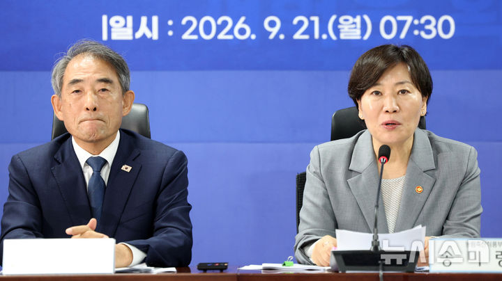 [서울=뉴시스] 고범준 기자 = 송미령 농림축산식품부 장관이 21일 서울 여의도 국회 의원회관에서 열린 농지 전수조사 추진방향 당정협의에서 발언하고 있다. 왼쪽은 윤준병 국회 농림축산식품해양수산위원회 더불어민주당 간사. 2026.09.21. bjko@newsis.com
