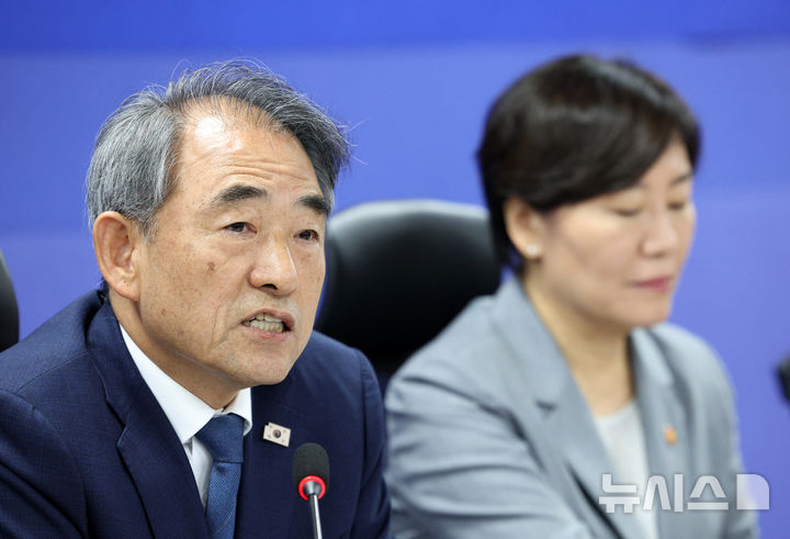 [서울=뉴시스] 고범준 기자 = 윤준병 국회 농림축산식품해양수산위원회 더불어민주당 간사 21일 서울 여의도 국회 의원회관에서 열린 농지 전수조사 추진방향 당정협의에서 발언하고 있다. 2026.09.21. bjko@newsis.com