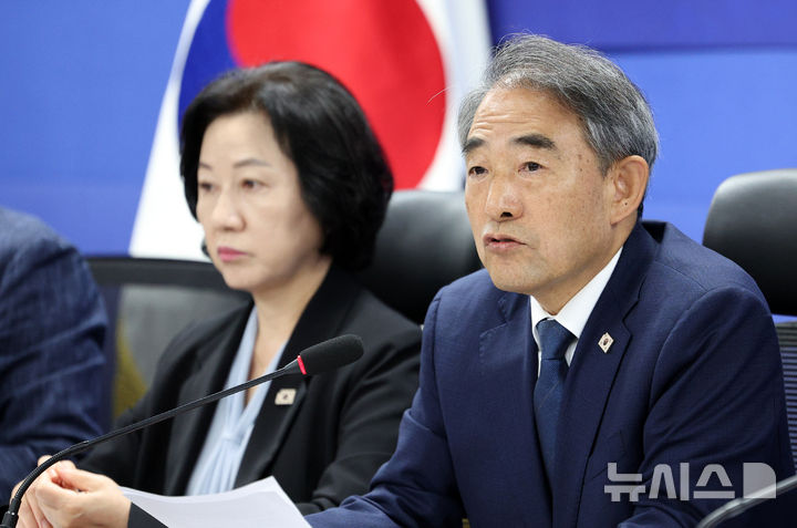 [서울=뉴시스] 고범준 기자 = 윤준병 국회 농림축산식품해양수산위원회 더불어민주당 간사 21일 서울 여의도 국회 의원회관에서 열린 농지 전수조사 추진방향 당정협의에서 발언하고 있다. 2026.09.21. bjko@newsis.com