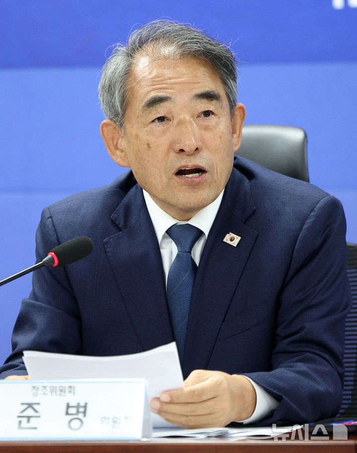 [서울=뉴시스] 고범준 기자 = 윤준병 국회 농림축산식품해양수산위원회 더불어민주당 간사 21일 서울 여의도 국회 의원회관에서 열린 농지 전수조사 추진방향 당정협의에서 발언하고 있다. 2026.09.21. bjko@newsis.com