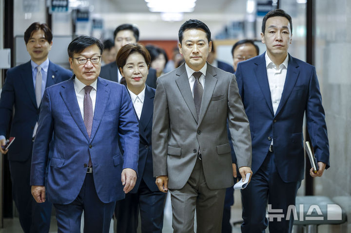 [서울=뉴시스] 정병혁 기자 = 장동혁 국민의힘 대표를 비롯한 지도부가 21일 서울 여의도 국회에서 열린 최고위원회의에 참석하고 있다. 2026.09.21. jhope@newsis.com