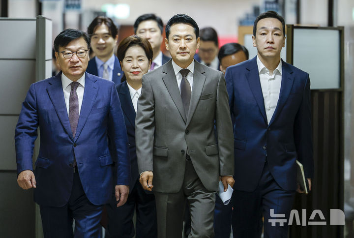 [서울=뉴시스] 정병혁 기자 = 장동혁 국민의힘 대표를 비롯한 지도부가 21일 서울 여의도 국회에서 열린 최고위원회의에 참석하고 있다. 2026.09.21. jhope@newsis.com