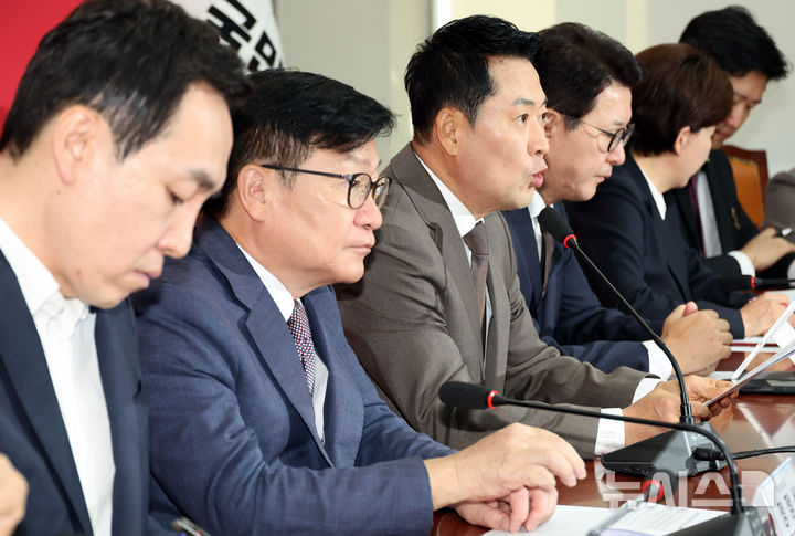 [서울=뉴시스] 최진석 기자 = 장동혁 국민의힘 대표가 21일 여의도 국회에서 열린 최고위원회의에서 발언하고 있다. 2026.09.21. myjs@newsis.com