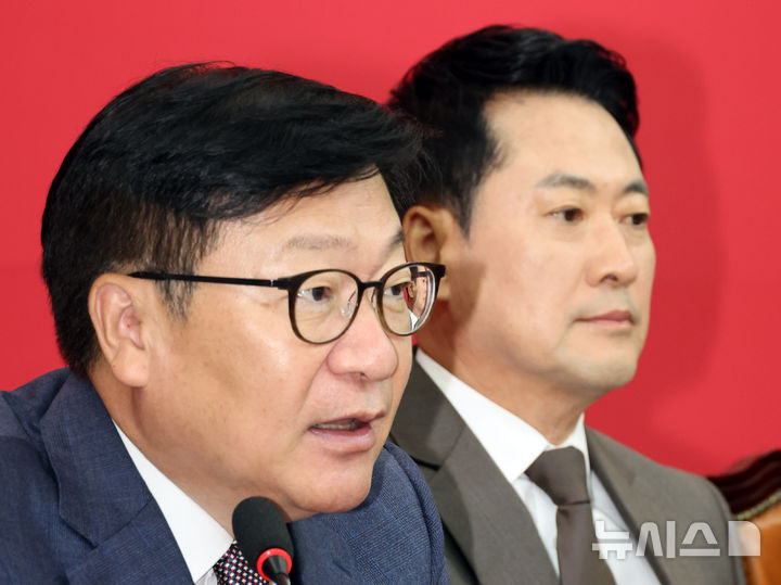 [서울=뉴시스] 최진석 기자 = 정점식 국민의힘 원내대표가 21일 여의도 국회에서 열린 최고위원회의에서 발언하고 있다. 오른쪽은 장동혁 대표. 2026.09.21. myjs@newsis.com