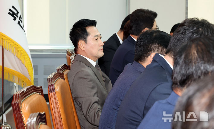 [서울=뉴시스] 최진석 기자 = 장동혁 국민의힘 대표가 21일 여의도 국회에서 열린 최고위원회의에서 생각에 잠겨 있다. 2026.09.21. myjs@newsis.com