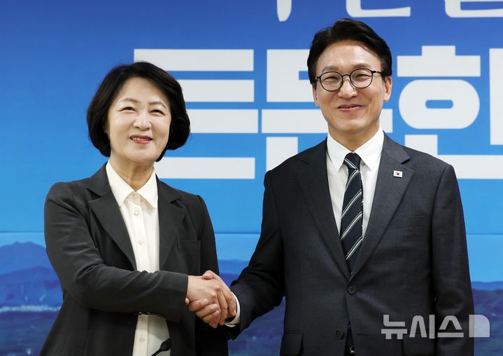 [의정부=뉴시스] 홍효식 기자 = 김민석 더불어민주당 대표가 21일 경기 의정부시 경기도청 북부청사에서 열린 경기 최고위원회의에서 추미애 경기도지사와 악수하고 있다. 2026.09.21. yesphoto@newsis.com