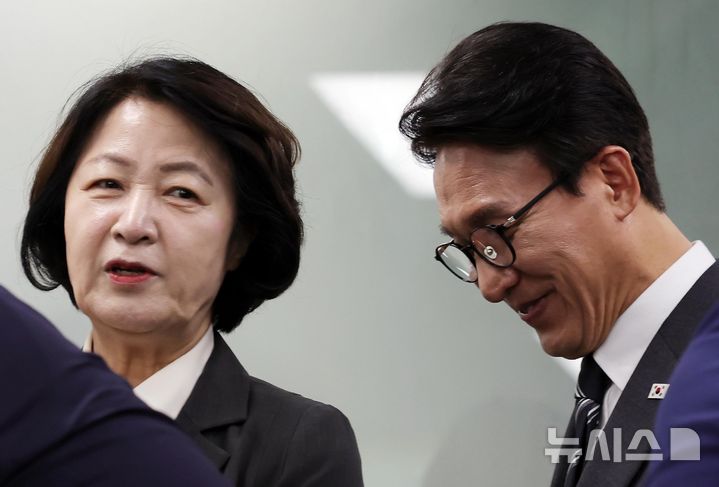 [의정부=뉴시스] 홍효식 기자 = 김민석 더불어민주당 대표와 추미애 경기도지사가 21일 경기 의정부시 경기도청 북부청사에서 열린 경기 최고위원회의에 참석하고 있다. 2026.09.21. yesphoto@newsis.com
