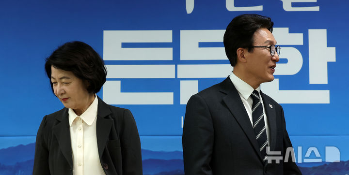 [의정부=뉴시스] 홍효식 기자 = 김민석 더불어민주당 대표와 추미애 경기도지사가 21일 경기 의정부시 경기도청 북부청사에서 열린 2026 더불어민주당 경기 예산정책협의회에 참석하고 있다. 2026.09.21. yesphoto@newsis.com