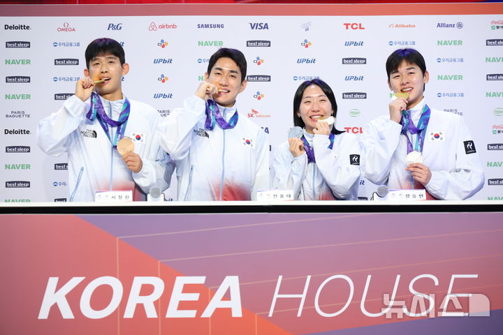 [나고야(일본)=뉴시스] 황준선 기자 = 21일(현지시간) 일본 아이치현 나고야시에 마련된 코리아하우스에서 열린 2026 아이치·나고야 아시안게임 금메달리스트 기자회견에서 참석자들이 기념촬영을 하고 있다. 왼쪽부터 근대5종 남자 단체 이종현, 서창완, 전웅태, 근대5종 여자 개인 성승민. 2026.09.21. hwang@newsis.com