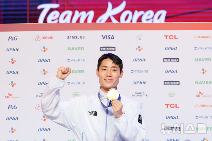 [나고야(일본)=뉴시스] 황준선 기자 = 테크볼 금메달리스트 이준석이 21일(현지시간) 일본 아이치현 나고야시에 마련된 코리아하우스에서 열린 2026 아이치·나고야 아시안게임 금메달리스트 기자회견에서 포즈를 취하고 있다. 2026.09.21. hwang@newsis.com
