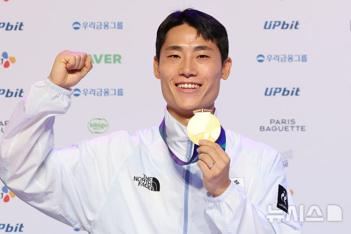 [나고야(일본)=뉴시스] 황준선 기자 = 테크볼 금메달리스트 이준석이 21일(현지시간) 일본 아이치현 나고야시에 마련된 코리아하우스에서 열린 2026 아이치·나고야 아시안게임 금메달리스트 기자회견에서 포즈를 취하고 있다. 2026.09.21. hwang@newsis.com