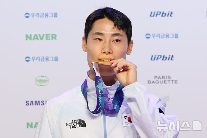 [나고야(일본)=뉴시스] 황준선 기자 = 테크볼 금메달리스트 이준석이 21일(현지시간) 일본 아이치현 나고야시에 마련된 코리아하우스에서 열린 2026 아이치·나고야 아시안게임 금메달리스트 기자회견에서 포즈를 취하고 있다. 2026.09.21. hwang@newsis.com