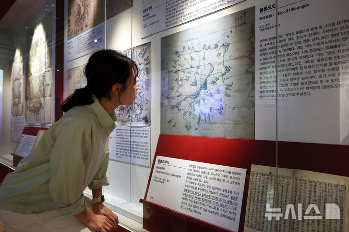 [서울=뉴시스] 박진희 기자 = 동북아역사재단은 21일 서울 영등포구 독도체험관에서 기획전시 '하나의 지도, 두 개의 시선' 기자간담회를 갖고 간송미술관 소장 '울릉도도' 복사본 등을 공개하고 있다. 2026.09.21. pak7130@newsis.com
