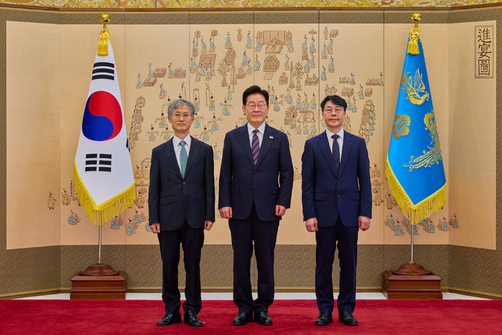 [서울=뉴시스] 조성봉 기자 = 이재명 대통령이 21일 청와대에서 열린 김성수 대법관 임명장 수여식에서 조희대(왼쪽) 대법원장과 기념촬영을 하고 있다.(사진=청와대 제공) 2026.09.21. photo@newsis.com *재판매 및 DB 금지