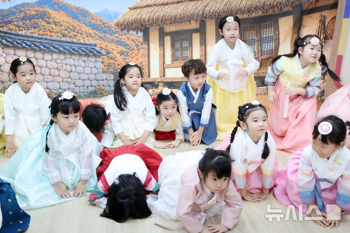  [부산=뉴시스] 하경민 기자 = 추석 연휴를 사흘 앞둔 21일 부산 부산진구청 어린이집에서 원생들이 한복을 곱게 차려 입은 채 큰절을 배우고 있다. 2026.09.21. yulnetphoto@newsis.com