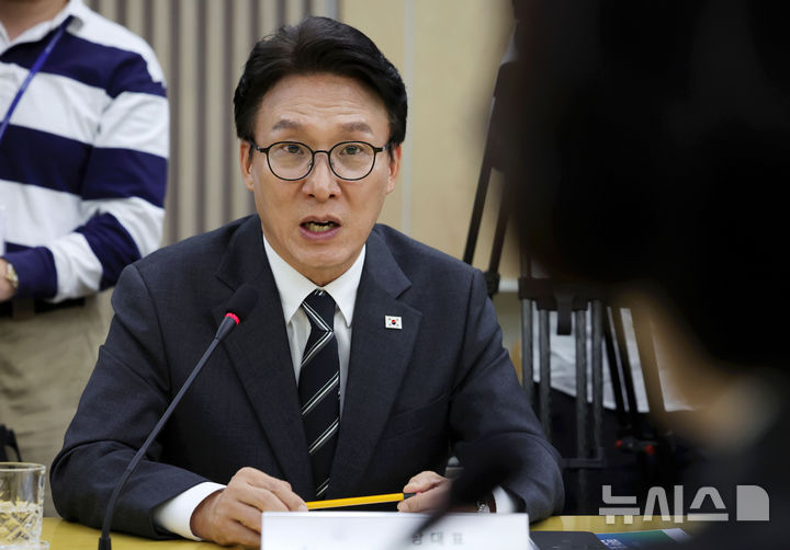 [의정부=뉴시스] 홍효식 기자 = 김민석 더불어민주당 대표가 21일 경기 의정부시 경기도청 북부청사에서 열린 2026 더불어민주당 경기 예산정책협의회에서 발언하고 있다. 2026.09.21. yesphoto@newsis.com