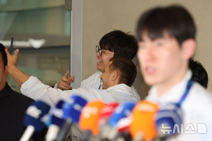 [인천공항=뉴시스] 권창회 기자 = 2026 아이치·나고야 아시안게임에서 농구 금메달을 차지한 니콜라이스 마줄스 대한민국 농구 국가대표팀 감독과 이현중이 21일 인천국제공항 제2여객터미널을 통해 귀국해 셀카를 찍고 있다. 2026.09.21. kch0523@newsis.com