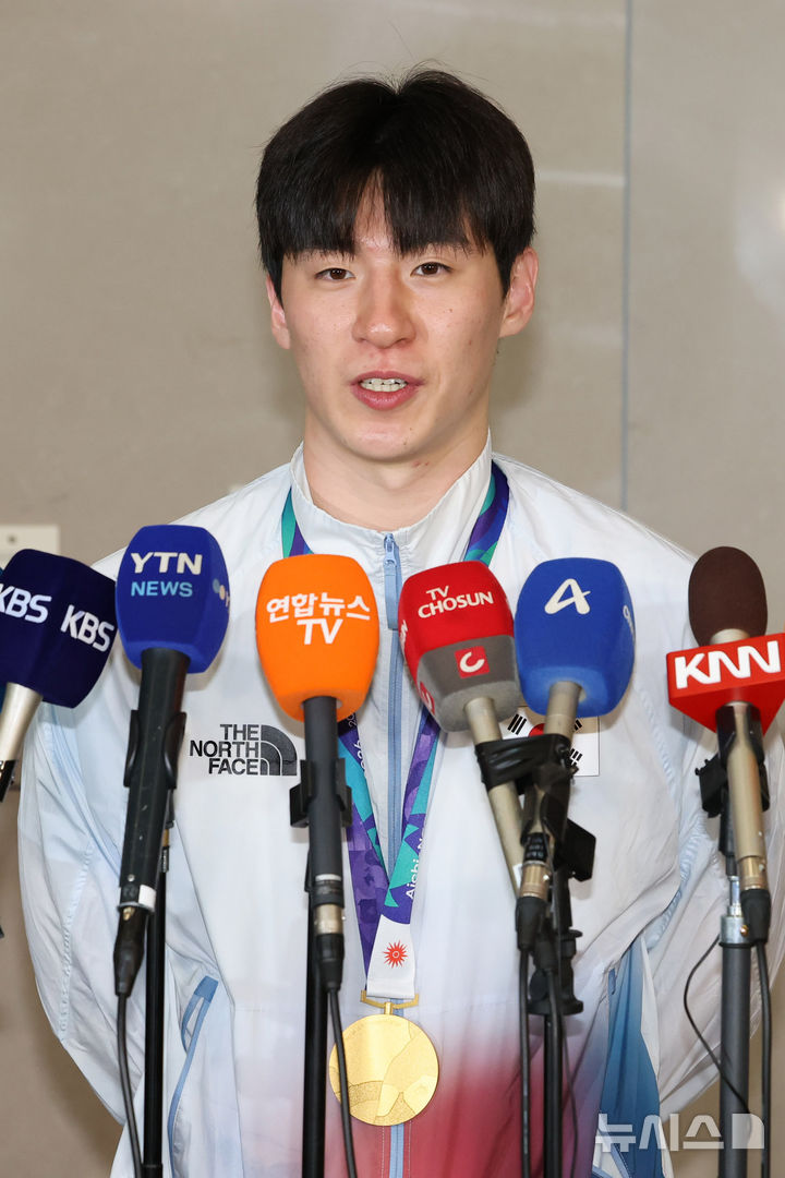 [인천공항=뉴시스] 권창회 기자 = 2026 아이치·나고야 아시안게임에서 농구 금메달을 차지한 대한민국 농구 국가대표팀 이정현이 21일 인천국제공항 제2여객터미널을 통해 귀국해 인터뷰 하고 있다. 2026.09.21. kch0523@newsis.com