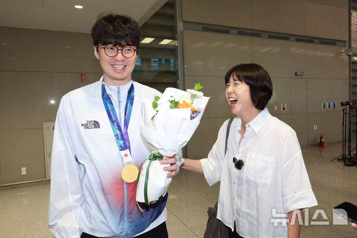 [인천공항=뉴시스] 권창회 기자 = 2026 아이치·나고야 아시안게임에서 농구 금메달을 차지한 대한민국 농구 국가대표팀 이현중이 21일 인천국제공항 제2여객터미널을 통해 귀국해 마중 나온 어머니 성정아 대한농구협회 이사와 대화하고 있다. 2026.09.21. kch0523@newsis.com