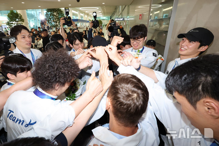 [인천공항=뉴시스] 권창회 기자 = 2026 아이치·나고야 아시안게임에서 농구 금메달을 차지한 대한민국 농구 국가대표팀 선수들이 21일 인천국제공항 제2여객터미널을 통해 귀국해 의기투합을 하고 있다. 2026.09.21. kch0523@newsis.com
