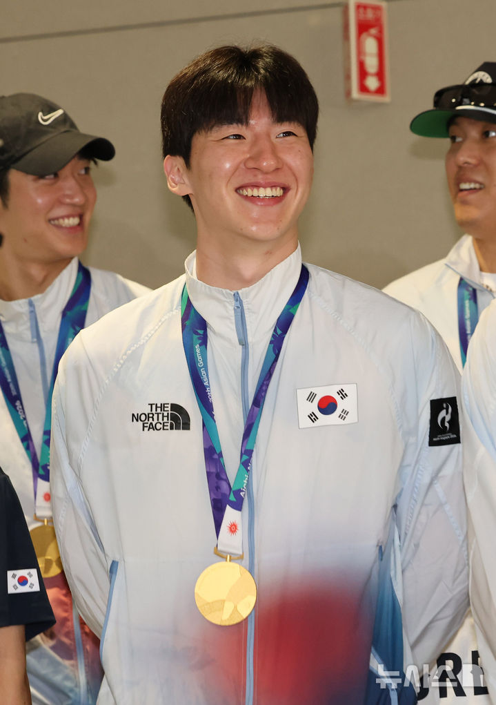 [인천공항=뉴시스] 권창회 기자 = 2026 아이치·나고야 아시안게임에서 농구 금메달을 차지한 대한민국 농구 국가대표팀 이정현이 21일 인천국제공항 제2여객터미널을 통해 귀국해 금메달을 목에 걸고 있다. 2026.09.21. kch0523@newsis.com
