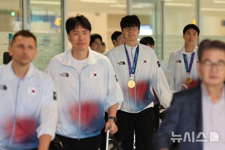 [인천공항=뉴시스] 권창회 기자 = 2026 아이치·나고야 아시안게임에서 농구 금메달을 차지한 대한민국 농구 국가대표팀 선수들이 21일 인천국제공항 제2여객터미널을 통해 귀국하고 있다. 2026.09.21. kch0523@newsis.com