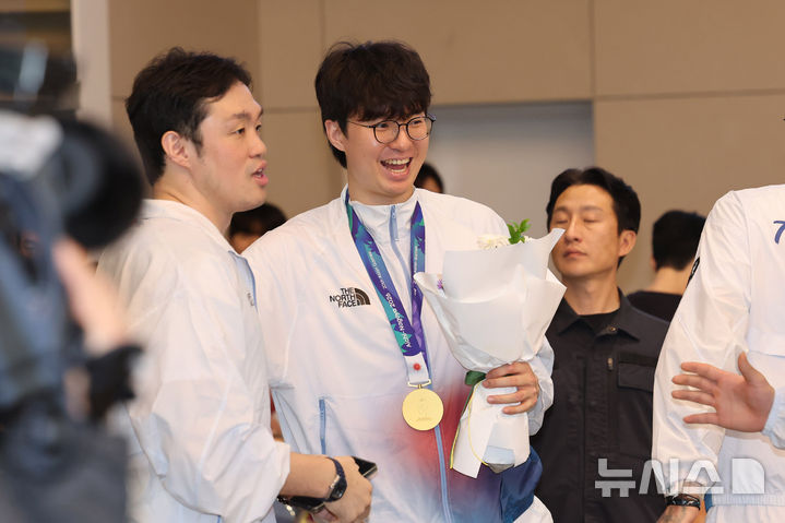 [인천공항=뉴시스] 권창회 기자 = 2026 아이치·나고야 아시안게임에서 농구 금메달을 차지한 대한민국 농구 국가대표팀 이현중이 21일 인천국제공항 제2여객터미널을 통해 귀국해 미소짓고 있다. 2026.09.21. kch0523@newsis.com