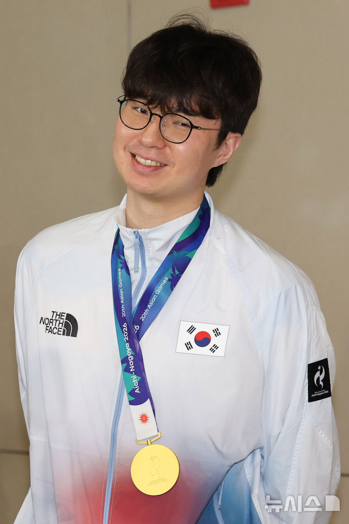 [인천공항=뉴시스] 권창회 기자 = 2026 아이치·나고야 아시안게임에서 농구 금메달을 차지한 대한민국 농구 국가대표팀 이현중이 21일 인천국제공항 제2여객터미널을 통해 귀국해 금메달을 목에 걸고 있다. 2026.09.21. kch0523@newsis.com