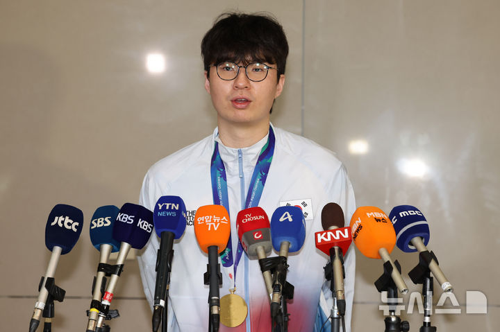 [인천공항=뉴시스] 권창회 기자 = 2026 아이치·나고야 아시안게임에서 농구 금메달을 차지한 대한민국 농구 국가대표팀 이현중이 21일 인천국제공항 제2여객터미널을 통해 귀국해 인터뷰 하고 있다. 2026.09.21. kch0523@newsis.com