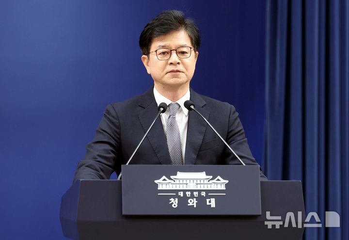 [서울=뉴시스] 조성봉 기자 = 성기홍 홍보소통수석이 21일 청와대 춘추관에서 강훈식 비서실장 사의 표명 관련 브리핑을 하고 있다. 2026.09.21. suncho21@newsis.com