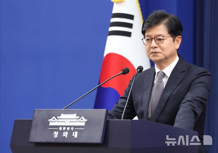 [서울=뉴시스] 조성봉 기자 = 성기홍 청와대 홍보소통수석이 21일 춘추관에서 강훈식 비서실장 사의 표명 관련 브리핑을 하고 있다. 2026.09.21. suncho21@newsis.com