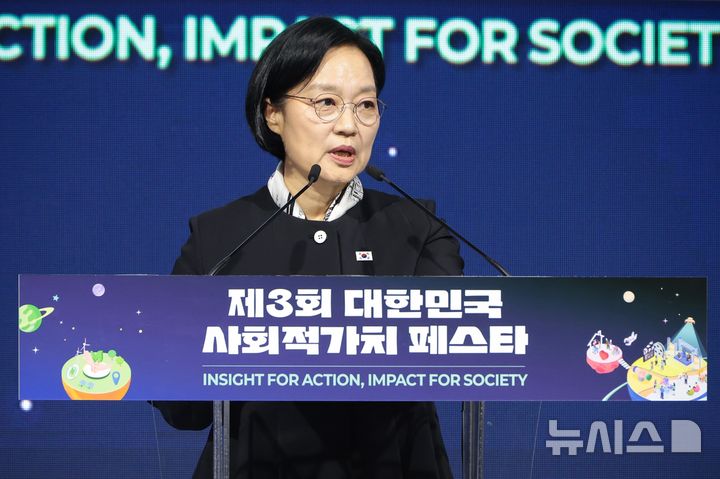 [서울=뉴시스] 김혜진 기자 = 한성숙 국무총리가 21일 오후 서울 강남구 코엑스에서 열린 제3회 대한민국 사회적 가치 페스타 개회식에서 축사를 하고 있다. (공동취재) 2026.09.21. photo@newsis.com