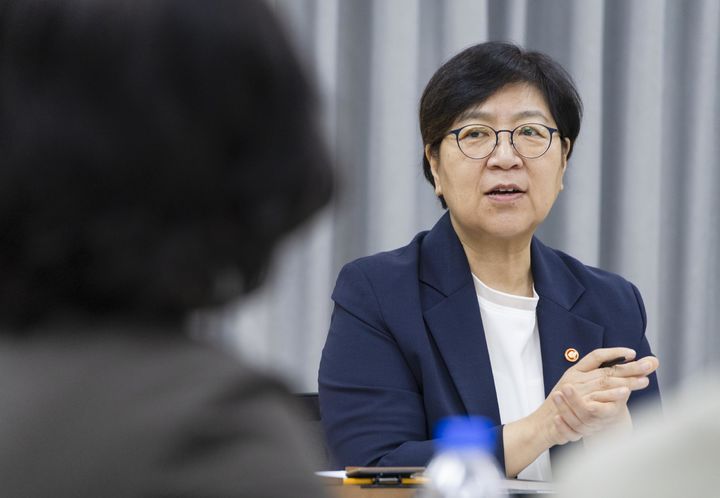 [서울=뉴시스] 정은경 보건복지부 장관이 지난 21일 서울 서대문구 홍제3동 주민센터에서 열린 '기초생활보장 현장 간담회'에 참석해 발언하고 있는 모습. (사진=복지부 제공) 2026.09.21. photo@newsis.com *재판매 및 DB 금지