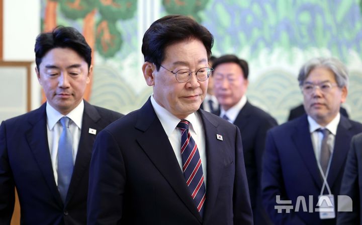 [서울=뉴시스] 조성봉 기자= 이재명 대통령과 강훈식 비서실장이 21일 청와대에서 열린 수석보좌관회의에 참석하고 있다. (청와대통신사진기자단) 2026.09.21. suncho21@newsis.com