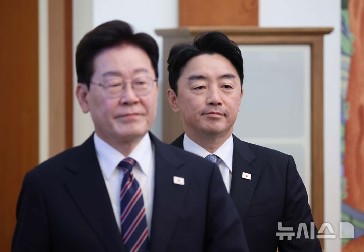 [서울=뉴시스] 조성봉 기자= 강훈식 비서실장이 21일 청와대에서 열린 수석보좌관회의에 이재명 대통령과 함께 입장하고 있다. 이날 강 비서실장은 사의 표명을 했다. (청와대통신사진기자단) 2026.09.21. suncho21@newsis.com