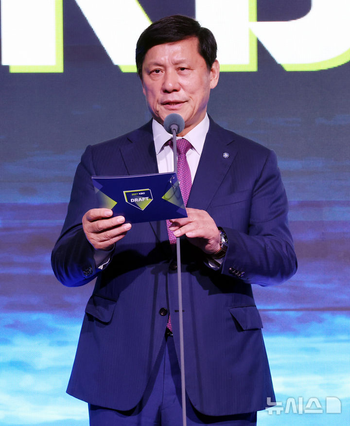 [서울=뉴시스] 박영태 기자 = 21일 오후 서울 송파구 롯데호텔 월드 크리스탈볼룸에서 열린 2027 KBO 신인 드래프트, 허구연 총재가 인사말을 하고 있다. 2026.09.21. since1999@newsis.com