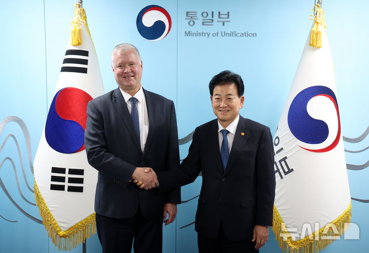 [서울=뉴시스] 김선웅 기자 = 정동영 통일부 장관이 21일 서울 종로구 정부서울청사에서 스티븐 비건 전 미국 국무부 부장관과 접견하고 있다. 2026.09.21. mangusta@newsis.com