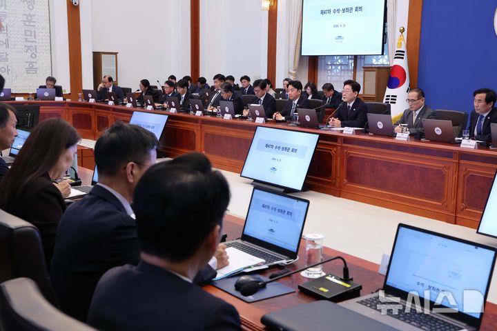 [서울=뉴시스] 조성봉 기자= 이재명 대통령이 21일 청와대에서 열린 수석보좌관회의에서 발언하고 있다.  (청와대통신사진기자단) 2026.09.21. suncho21@newsis.com