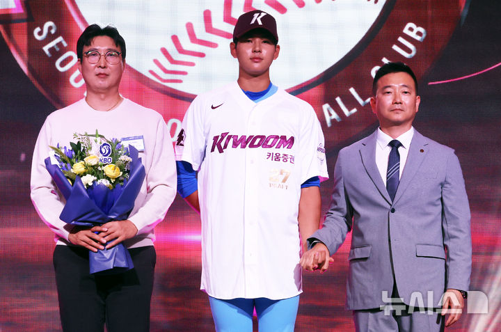 [서울=뉴시스] 박영태 기자 = 21일 오후 서울 송파구 롯데호텔 월드 크리스탈볼룸에서 열린 2027 KBO 신인 드래프트, 전체 1순위 지명권을 보유한 키움 허승필 단장이 부산고 좌완투수 하현승을 지명한 후 기념촬영을 하고 있다. 2026.09.21. since1999@newsis.com
