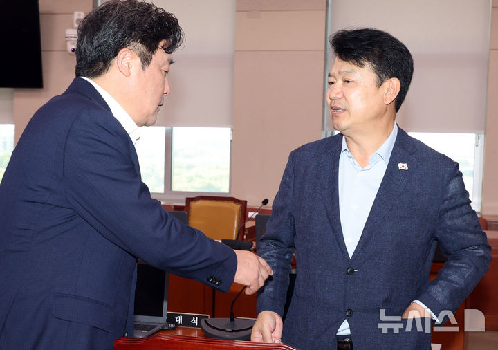 [서울=뉴시스] 최진석 기자 = 국회 국토위 여당 간사인 복기왕(오른쪽) 더불어민주당 의원과 야당 간사인 정동만 의원이 21일 여의도 국회에서 제439회 국회 (정기회) 국토교통위원회 제3차 전체회의를 마친 뒤 대화를 나누고 있다. 2026.09.21. myjs@newsis.com