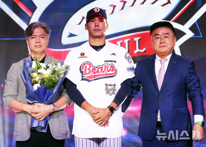 [서울=뉴시스] 박영태 기자 = 21일 오후 서울 송파구 롯데호텔 월드 크리스탈볼룸에서 열린 2027 KBO 신인 드래프트, 두산 김태룡 단장이 전체 2순위로 서울고 김지우를 지명한 후 기념촬영을 하고 있다. 2026.09.21. since1999@newsis.com