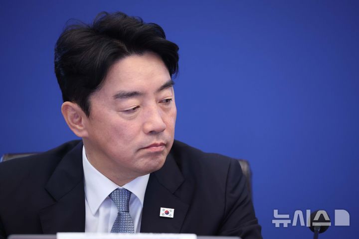 [서울=뉴시스] 조성봉 기자= 강훈식 비서실장이 21일 청와대에서 열린 수석보좌관회의에 참석해 있다. 이날 강 비서실장은 사의를 표명 했다. (청와대통신사진기자단) 2026.09.21. suncho21@newsis.com